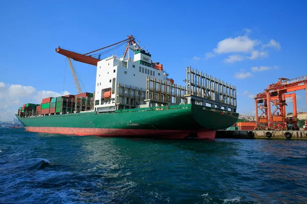 Ship Loading Haydarpasa Port Located Bosporus Entry Ship Loading View — Stock Photo, Image