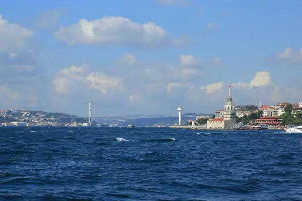 Вход Istanbul Bosphorus Maiden Tower Bosphorus Bridge Visible — стоковое фото