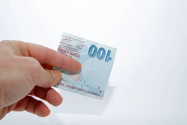 Beyaz arkaplan ve Korunma konulu 100 lira banknotun kompozisyonu.