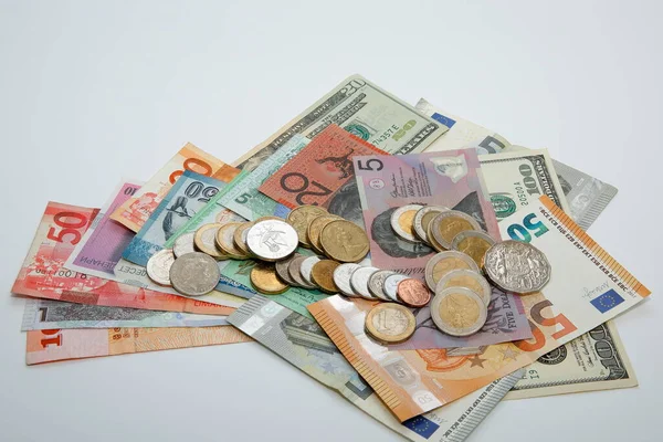 Çeşitli ülke banknotları ve sikkeleri içeren bir kompozisyon.