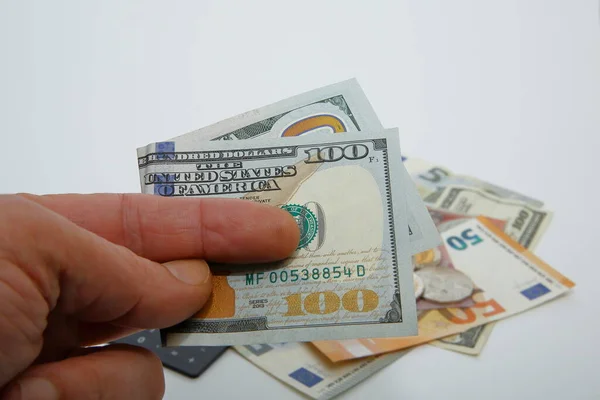 Çeşitli ülke banknotları ve sikkeleri içeren bir kompozisyon.