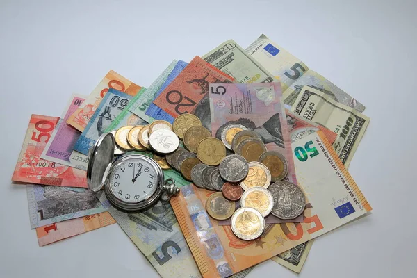 Çeşitli ülke banknotları ve sikkeleri içeren bir kompozisyon.
