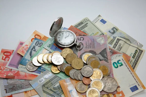 Çeşitli ülke banknotları ve sikkeleri içeren bir kompozisyon.