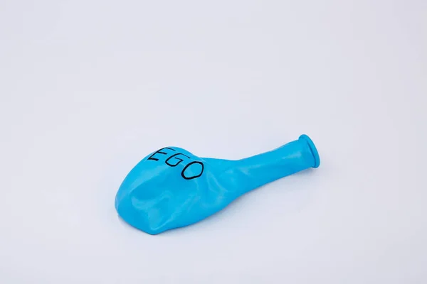 Sönük, ego kabarcığı. Balon görüntüsü aşırı egonun gerilemesini simgeliyor..