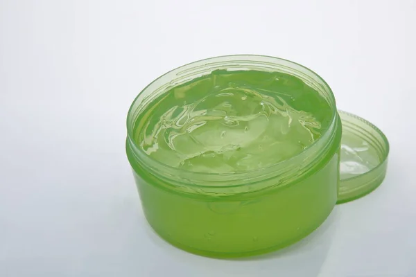 Beyaz arkaplanda bir kutu aloe vera jeli görünümü.