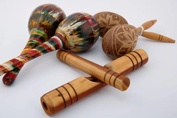 Folklorik müzik enstrümanları. Beyaz arka planda, Küba müziğinde kullanılan Latin ritim enstrümanlarına bir bakış..