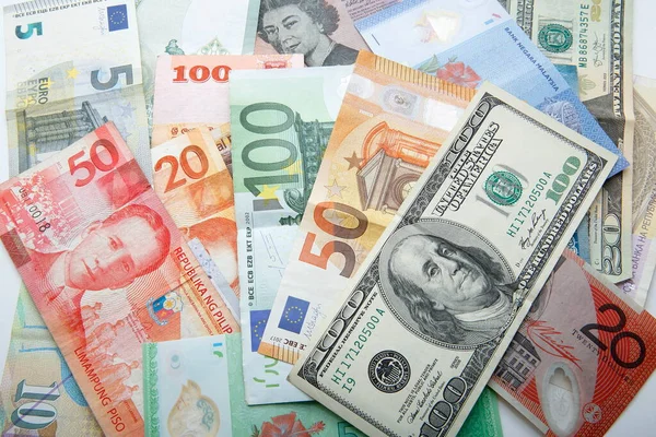 Çeşitli dünya banknotlarıyla kompozisyon görüntüsü.