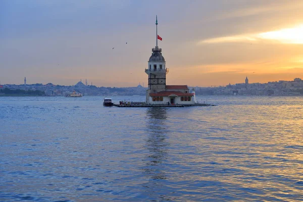 Günbatımında tarihi Bakire Kulesi ve Boğaz manzarası. İstanbul Türkiye