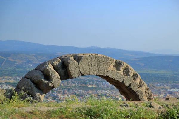 Pergamon şehrinin antik Pergamon Akropolünden görünüşü.