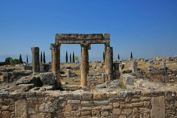 Pamukkale, Türkiye. Antik Hierapolis şehri. M.Ö. 2. yüzyılda kurulan şehrin harabelerinin manzarası. Antik çağlarda, Hierapolis kutsal şehir anlamına gelir.