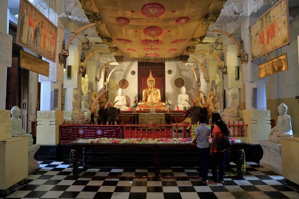 Kandy Sri Lanka Abril 2016 Templo Del Diente Sagrado Este — Foto de Stock