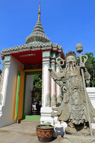 Wat Pho Budist Tapınağı. Bangkok, Tayland. Olağanüstü dekorasyonlarla süslenmiş tapınak alanındaki her detay tüm ziyaretçiler tarafından takdir edilir..