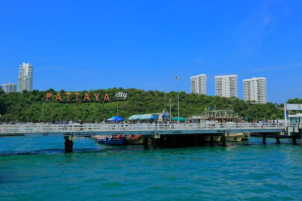 Pattaya, Tayland - 30 Nisan 2017: Pattaya Hızlı Tekne Limanı. Pattaya Körfezi 'ndeki bu rıhtımdan birçok manzaralı adaya giden birçok hızlı tekne var..