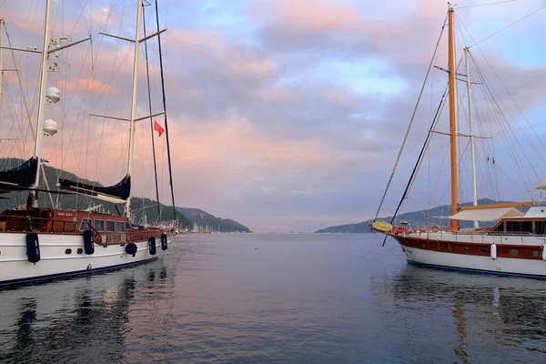 Marmaris, Türkiye - 22 Mayıs 2017: Türkiye 'nin Akdeniz kıyısı, deniz ve ünlü tatil beldesine demirlemiş yatların manzarası.