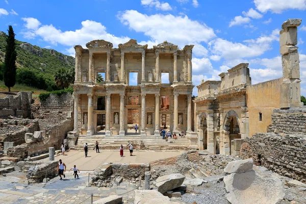 İzmir, Türkiye - 23 Mayıs 2017: Eski Efes kentindeki Celsus Kütüphanesi. Tümüyle mermerden inşa edilen ilk şehir olan Efes, UNESCO 'nun Dünya Mirası Alanıdır. Şehir M.Ö. 6000 yılına dayanıyor.