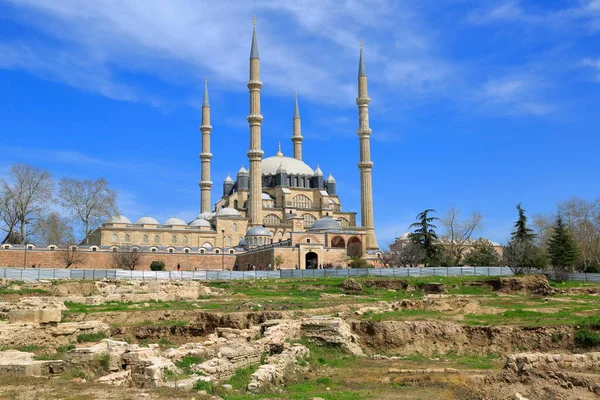 Selimiye Camii, Edirne, Hindi Selimiye Camii Osmanlı-Türk sanatının başyapıtlarından ve dünya mimarisi tarihinden biridir. 2011 'de UNESCO Dünya Mirasları Listesi' ne girdi..