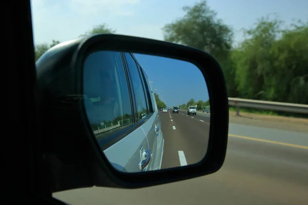 Rétroviseur Côté Automobile Sur Les Lignes Routières Réfléchies Mouvement Image En Vente