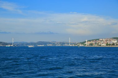 İstanbul Boğazı manzarası. Hindi. Temiz havada boğaz ve arkada Boğaz Köprüsü..