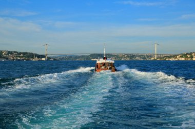Açık bir günde Boğaz 'ın ve şehrin panoramik manzarası. Arkadaki Boğaz Köprüsü. İstanbul, Türkiye