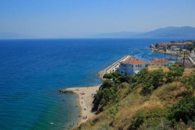 Dar sokakları ve tarihi evleriyle Trilye kasabasının kıyılarından bir manzara. Bursa, Türkiye