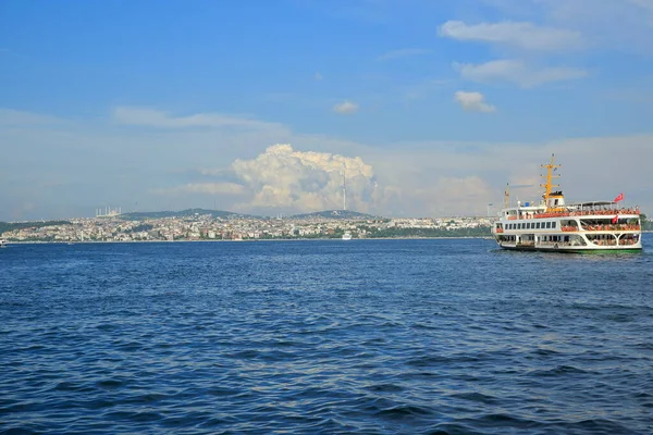 Vista Desde Bósforo Estambul Ferry Pasajeros Con Una Vista Panorámica —  Fotos de Stock