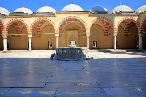 Tarihi Selimiye Camii 'nin iç avlusundan bir manzara. Unesco Dünya Mirasları Listesi 'nde yer alıyor. 1575 'te yapılmış. Edirne, Türkiye