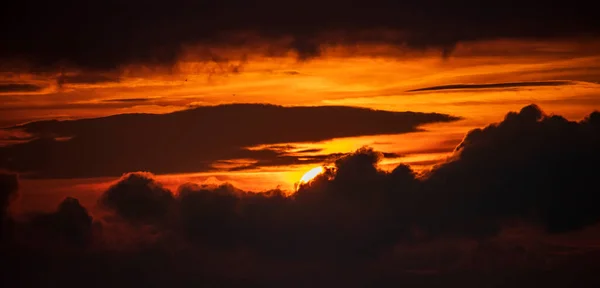 Prachtige Zonsondergang Boven Het Water — Stockfoto