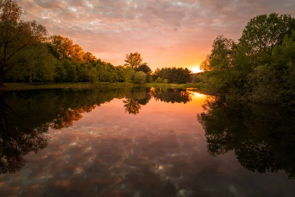 Belo Pôr Sol Sobre Água — Fotografia de Stock