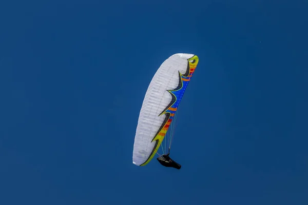 Ngiltere Doğal Koruma Alanında Renkli Bir Paraşüt — Stok fotoğraf