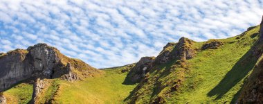 Peak District 'te bir gölü olan manzara.