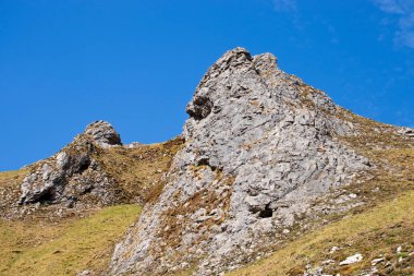Peak District 'te bir gölü olan manzara.