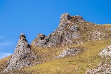 Peak District 'te bir gölü olan manzara.
