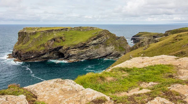 Tintagel Şatosu - Cornwall 'daki dağların ve denizin güzel manzarası