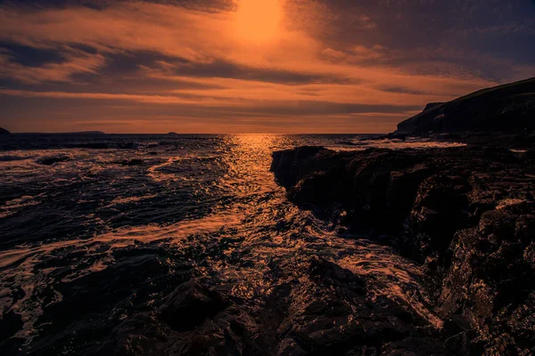 Yeni Polzeath Cornwall Denizin Üzerindeki Günbatımının Renkleri — Stok fotoğraf