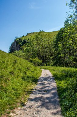 Dovedale - Tepe bölgesinde dağları olan güzel bir manzara