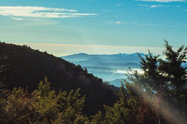 Doğa dağları ve bulutlar doğal park, seyahat yerleri, ağaçlar ve mavi gökyüzü