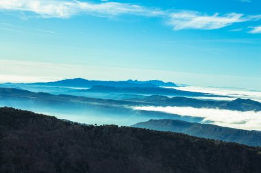Avrupa doğal parkındaki doğa dağları ve bulutlar, mavi gökyüzü ve özgürlük