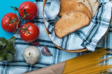 Organik ve taze domates, sarımsaklı tost ekmeği ve makarna. 