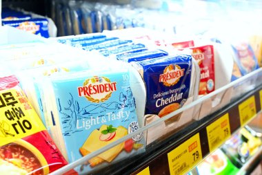 Taipei, Tayvan - 1 Haziran 2020: Süpermarketteki raflarda çeşitli peynir ve süt ürünleri. Taipei, Tayvan.