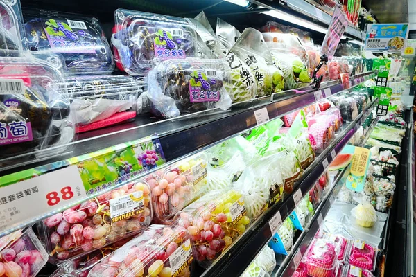 Taipei, Tayvan - 1 Haziran 2020: Süpermarketteki raflarda çeşitli sebze ve tarım ürünleri. Taipei, Tayvan.