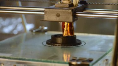 3D yazıcı çalışıyor. Birleşmiş depozito modelleme.