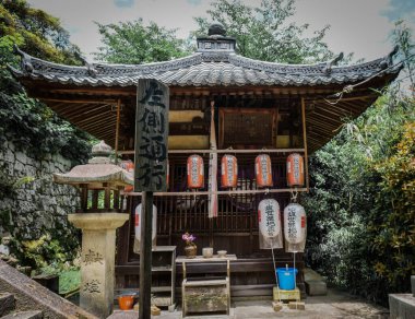 Kansai bölgesinde dini eserler bulunan Japon tapınağı..