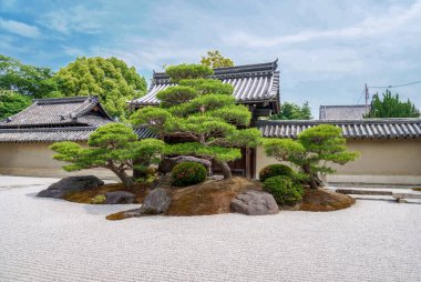 Geleneksel bir evin içindeki Japon bahçesi