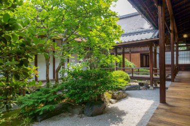 Geleneksel bir evin içindeki Japon bahçesi
