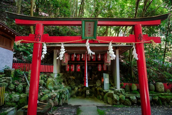 Japonca işaret ve lambalar Tanrı Shiba 'ya çevrilmiştir.