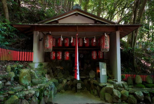 Japonca işaret ve lambalar Tanrı Shiba 'ya çevrilmiştir.