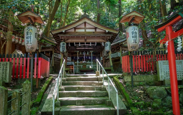 Japonca işaret ve lambalar Tanrı Shiba 'ya çevrilmiştir.