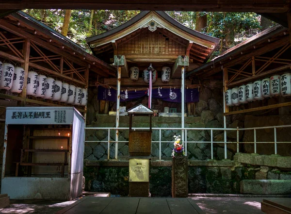 Japonca işaret ve lambalar Tanrı Shiba 'ya çevrilmiştir.