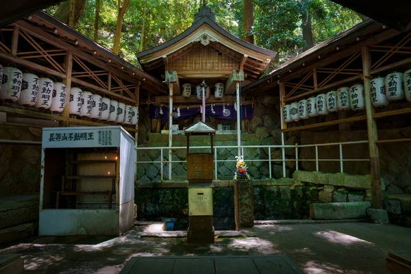 Japonca işaret ve lambalar Tanrı Shiba 'ya çevrilmiştir.