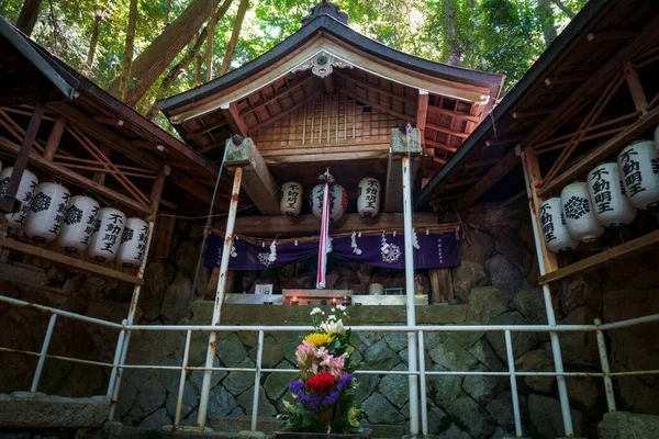 Japonca işaret ve lambalar Tanrı Shiba 'ya çevrilmiştir.